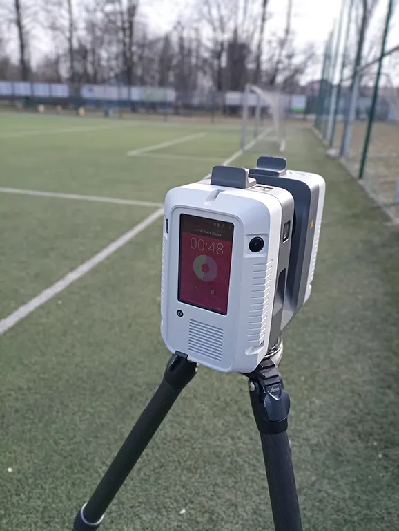 Skaner 3D podczas skanowania laserowego obiektu