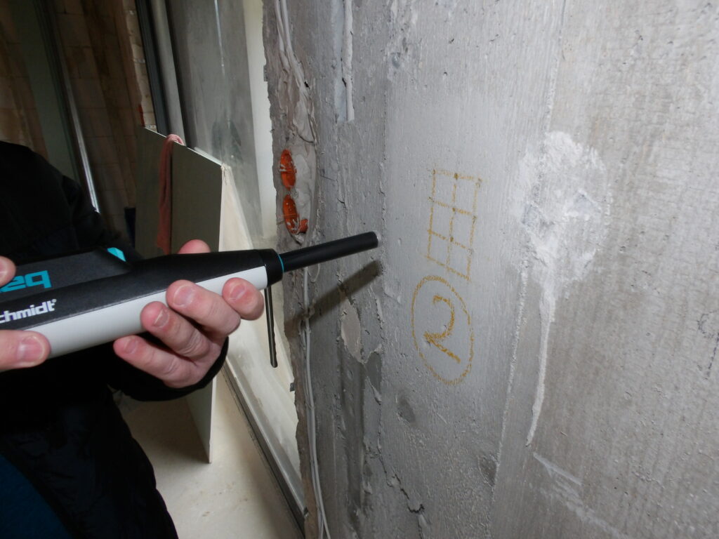 Badanie sklerometryczne betonu – pomiar młotkiem Schmidta na wyznaczonym polu badawczym